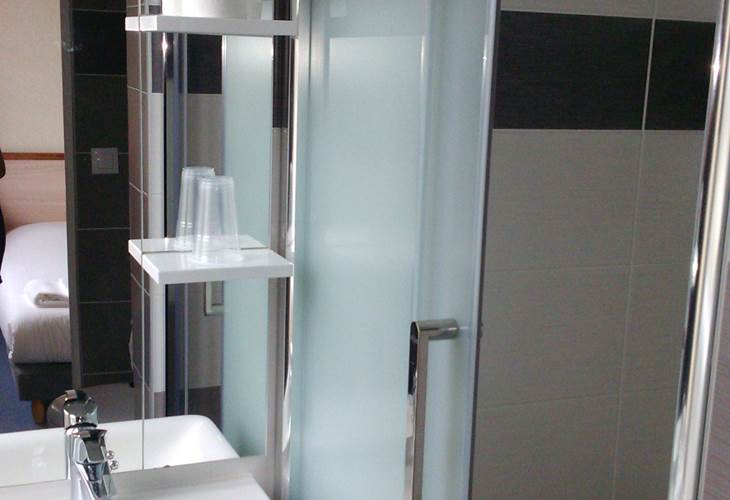 Hotel_de_la_plage_quineville_2_étoiles_salle_de_bain_rénovée